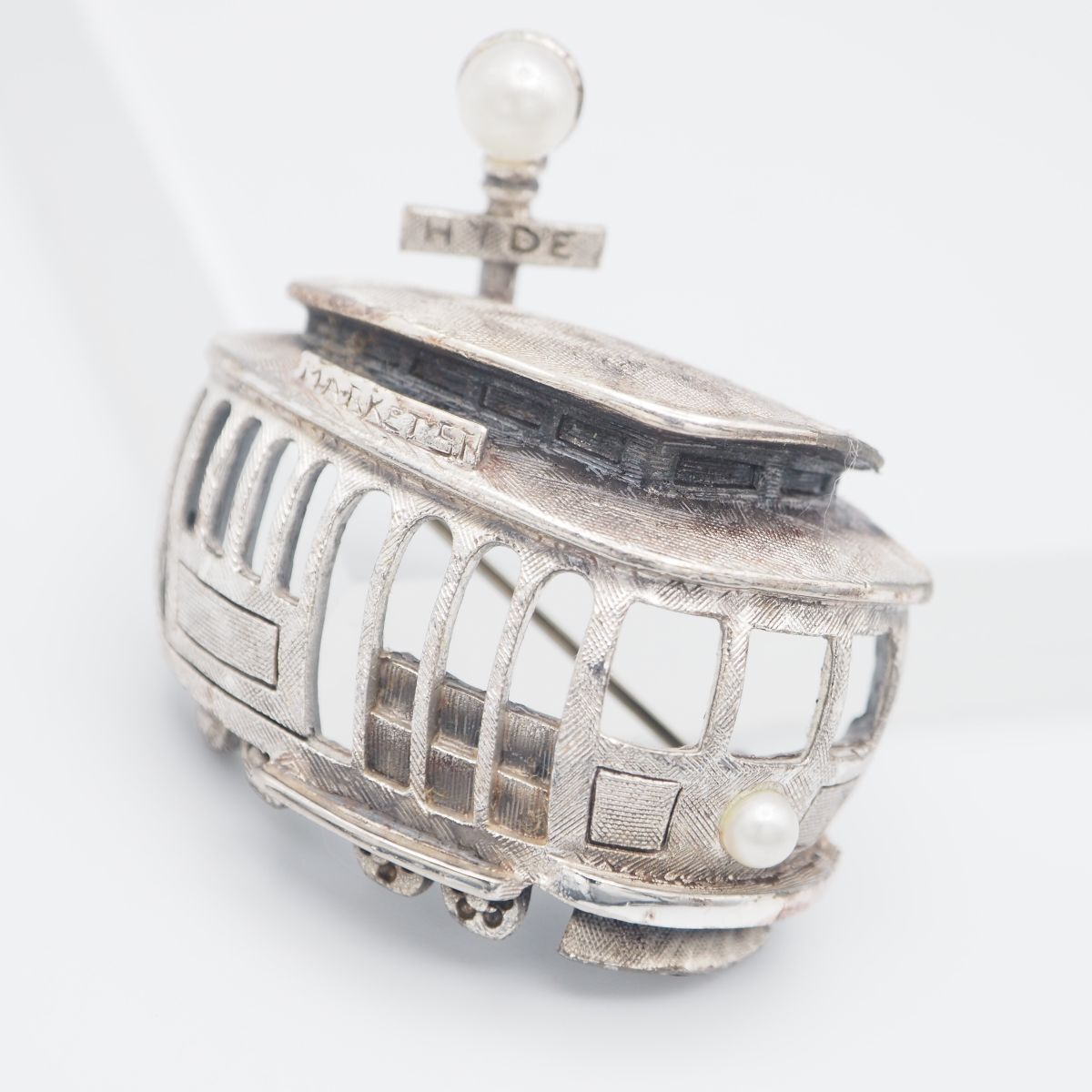 G670 Tortolani トートラニ ブローチ フェイクパール 電車 トレイン バス デザイン シルバー コスチュームジュエリー拍卖