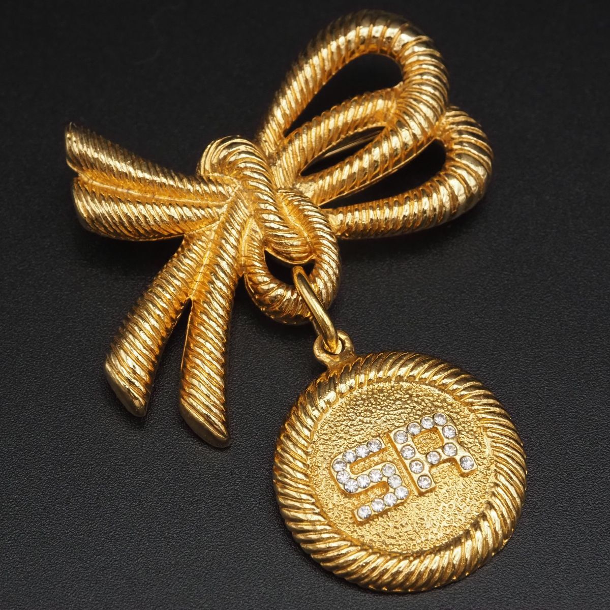 G869 SONIA RYKIEL BIJOUX ソニアリキエル ブローチ ロープ ロゴ ラインストーン ゴールド デザイン コスチュームジュエリー拍卖