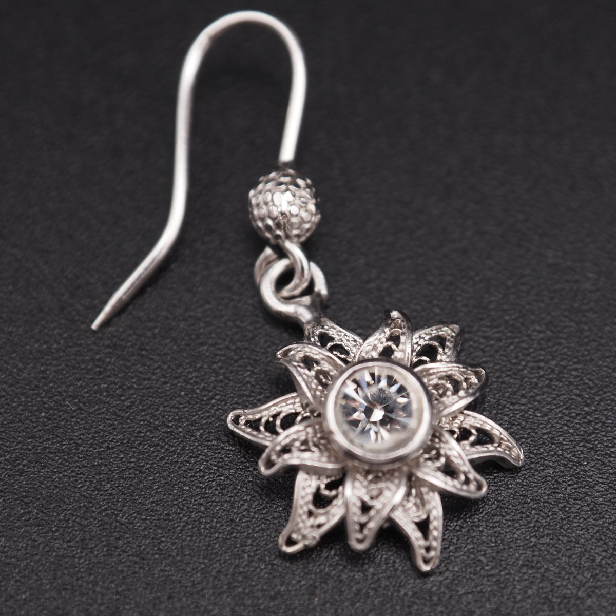 G815 ダイヤモンド風 925刻印 ピアス 片耳のみ フィリグリー 銀線細工 フラワー スウィング デザイン シルバー拍卖