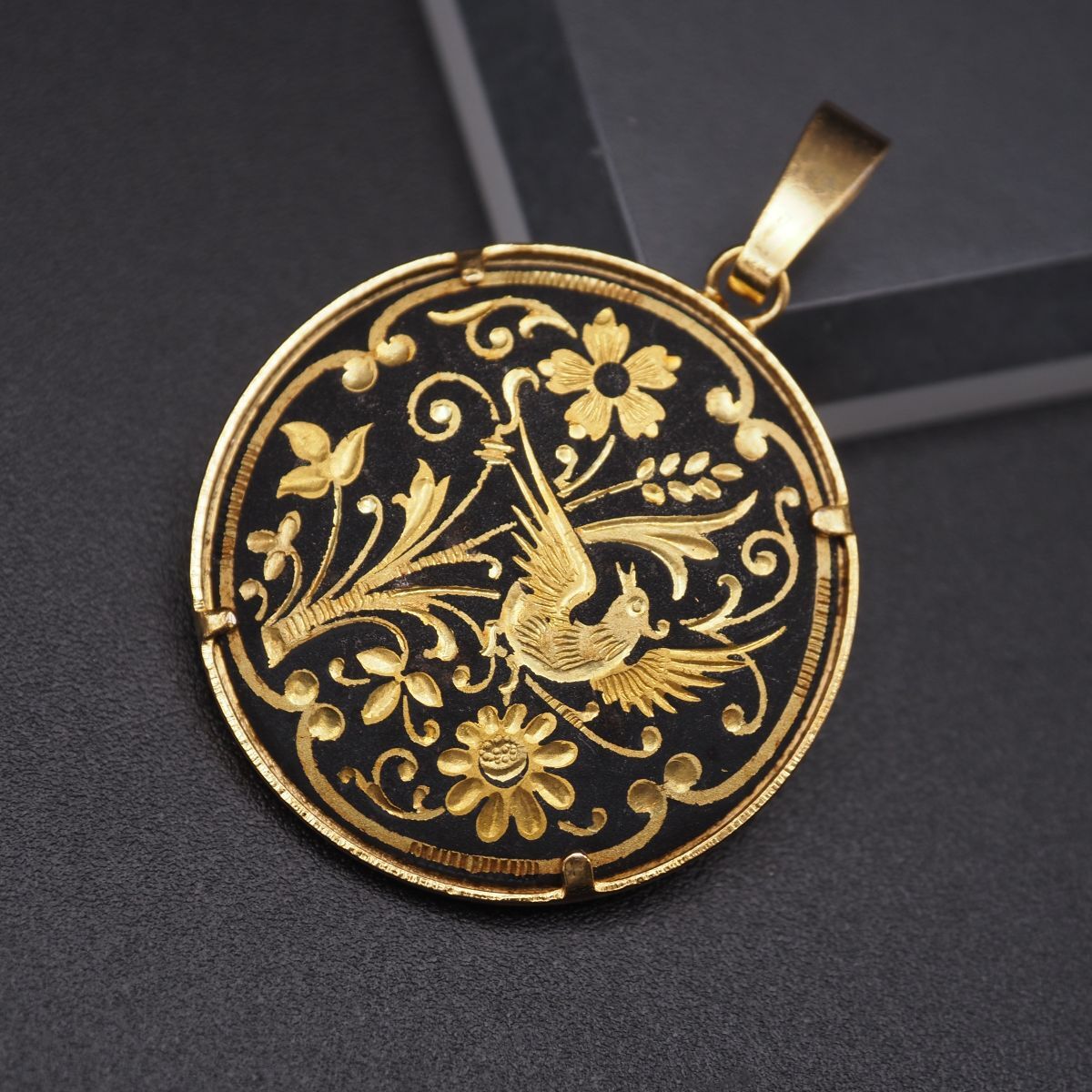 H059 金工 象嵌 ペンダント トップ ダマスキナード バード 花鳥柄 ゴールド デザイン チャーム ヘッド拍卖