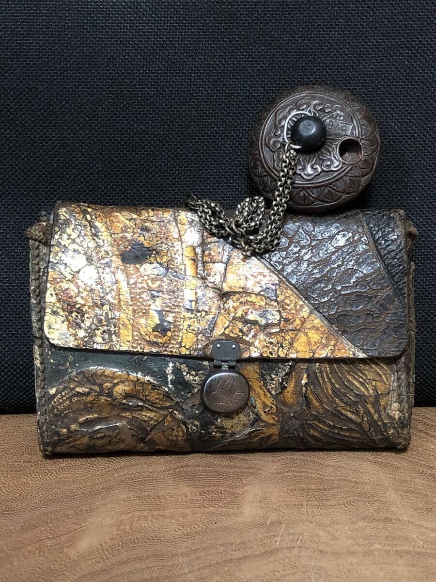 【提物】1ツ提 煙草入・金唐革・木彫り 饅頭根付・在銘『忠利』拍卖