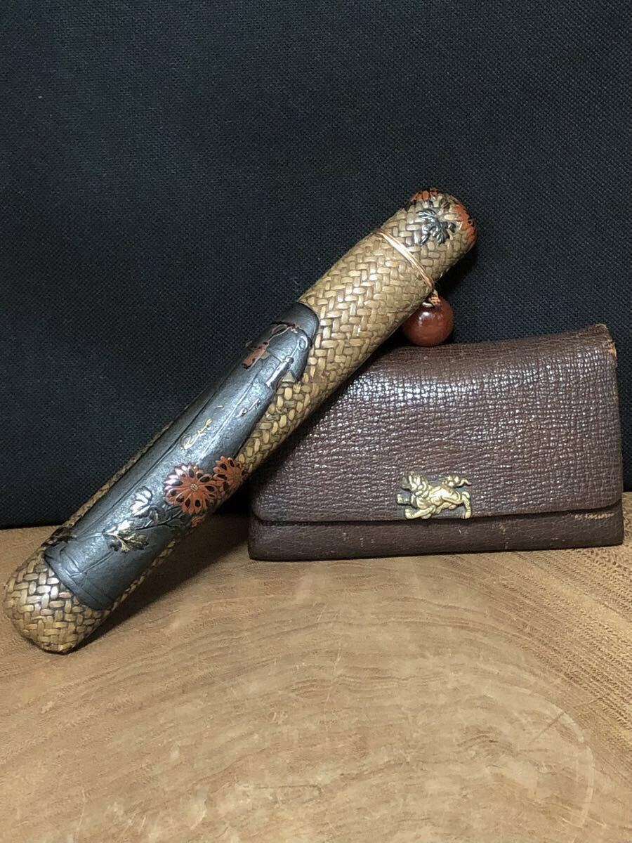 【提物】煙草入・煙管筒(網代に蒔絵)・緒締・革製 煙草入・『虎』前金具拍卖