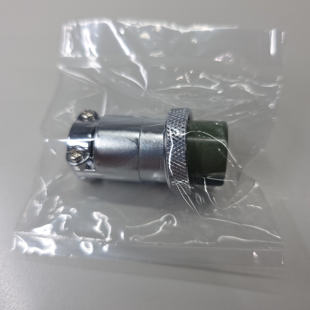 パトライト 警察用「流線型回転灯 HKFM-101GFT-R」「ハンドビーム(探索灯) HL-12K」 補修用メタルコンセント(オス側) 新品・未使用拍卖