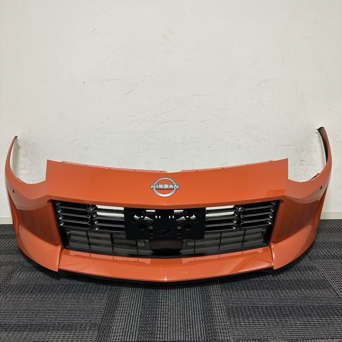 新車外し 超美品 日産 新型 RZ34 フェアレディZ 純正 フロントバンパー グリル エンブレム ECD 432オレンジ拍卖