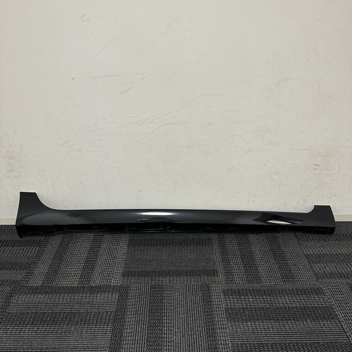 新品未使用 トヨタ MXPK10 MXPK11 MXPK15 MXPK16 アクア 純正 右 運転席 サイドステップ 75850-52080-B0 75850-52080 黒 ブラック 209拍卖