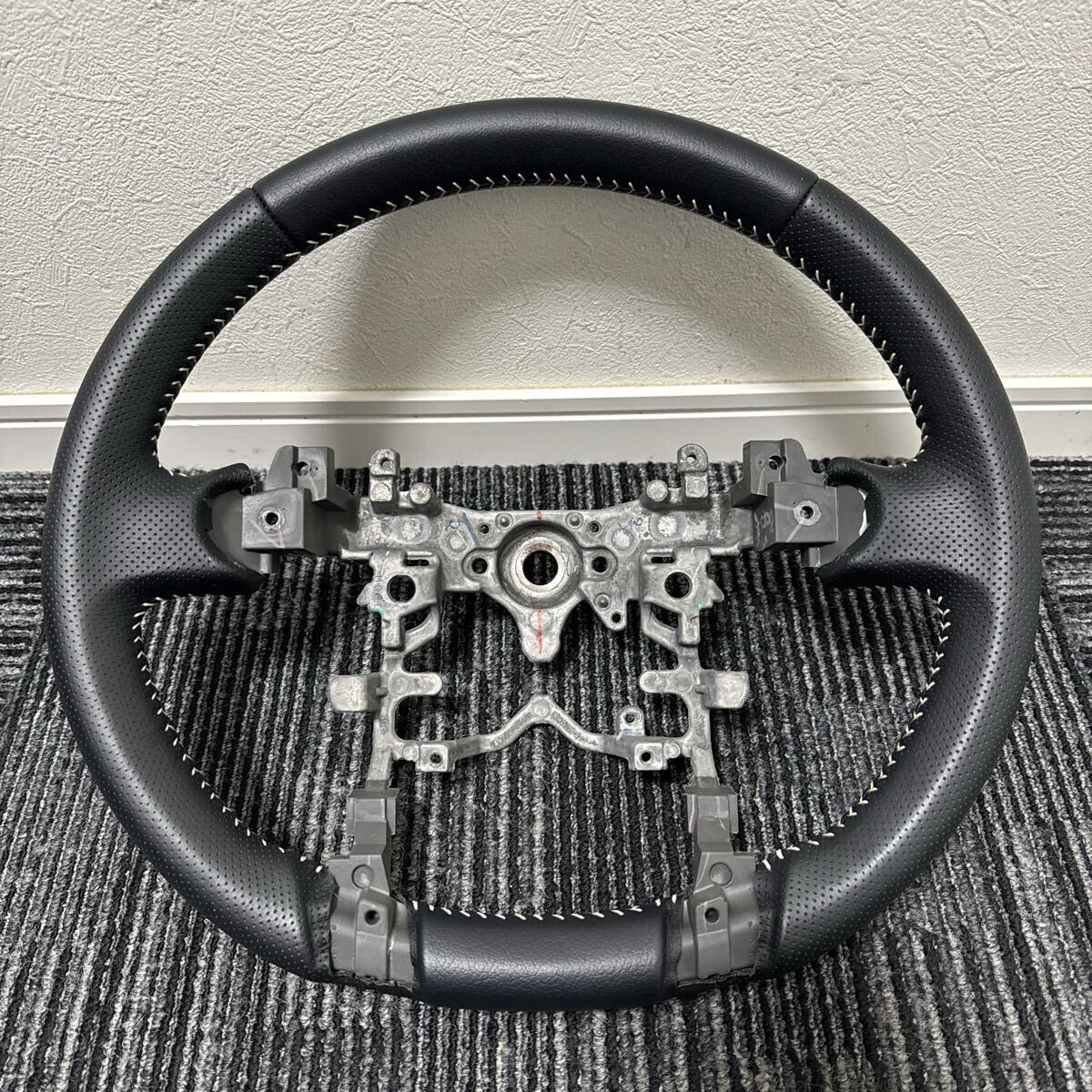 美品 トヨタ NHP10 アクア G's 純正 パンチング レザー ステアリング ハンドル 30系 プリウス G's 40系 プリウスα G's シルバーステッチ拍卖