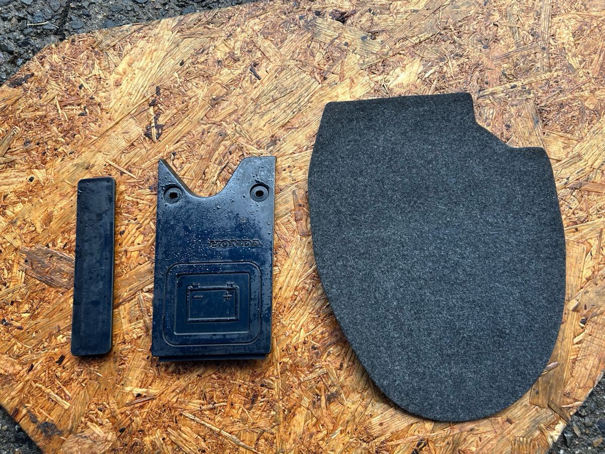 4543■ ホンライブディオ ZX AF34 AF35 バッテリーカバー メットインマット 書類カウル SR拍卖