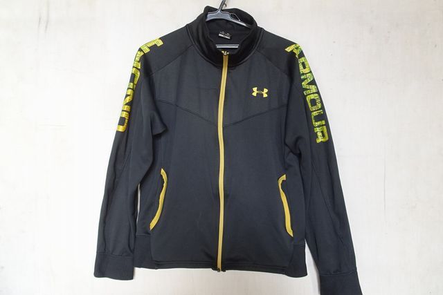 UNDER ARMOUR/アンダーアーマー/長袖トラックジャケット/ジャージ素材/前ジップアップ/袖文字入プリント/黒/ブラック/MDサイズ(10/6R7)拍卖