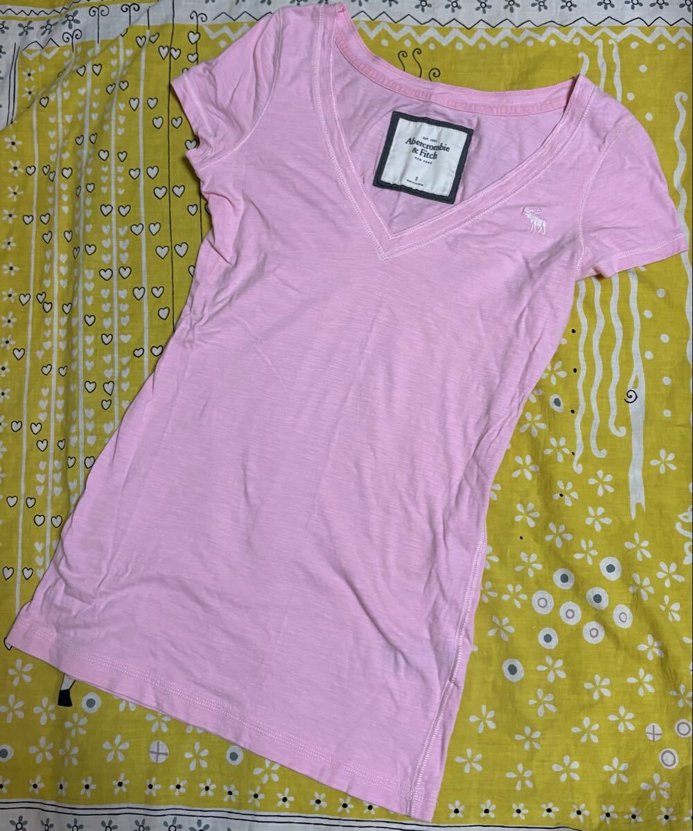 ◇ 使用頻度少なめ ◇Abercrombie and Fitch アバクロンビーアンド フィッチ ワンポイントVネック カットソー Tシャツ ピンクSサイズ ◇拍卖