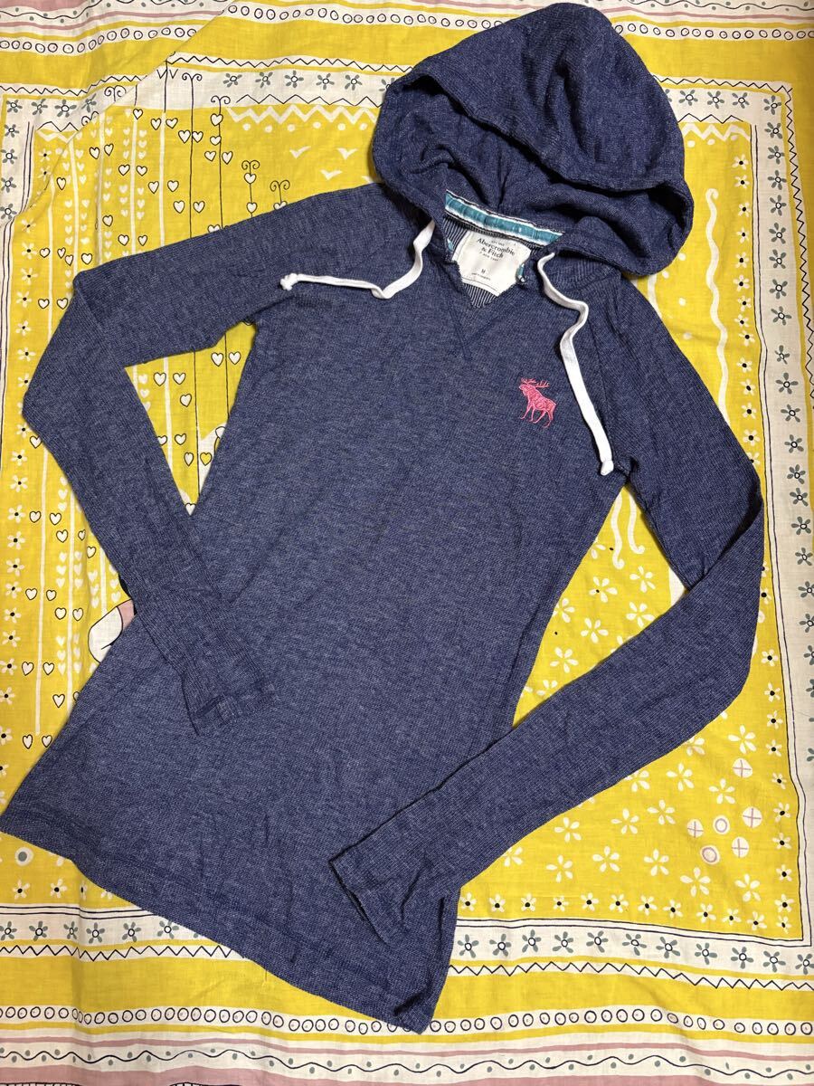 ◇Abercrombie and Fitch アバクロンビーアンド フィッチ ワンポイントフード付きTシャツ ネイビー Mサイズ◇ レディース パーカー ロンT◇拍卖