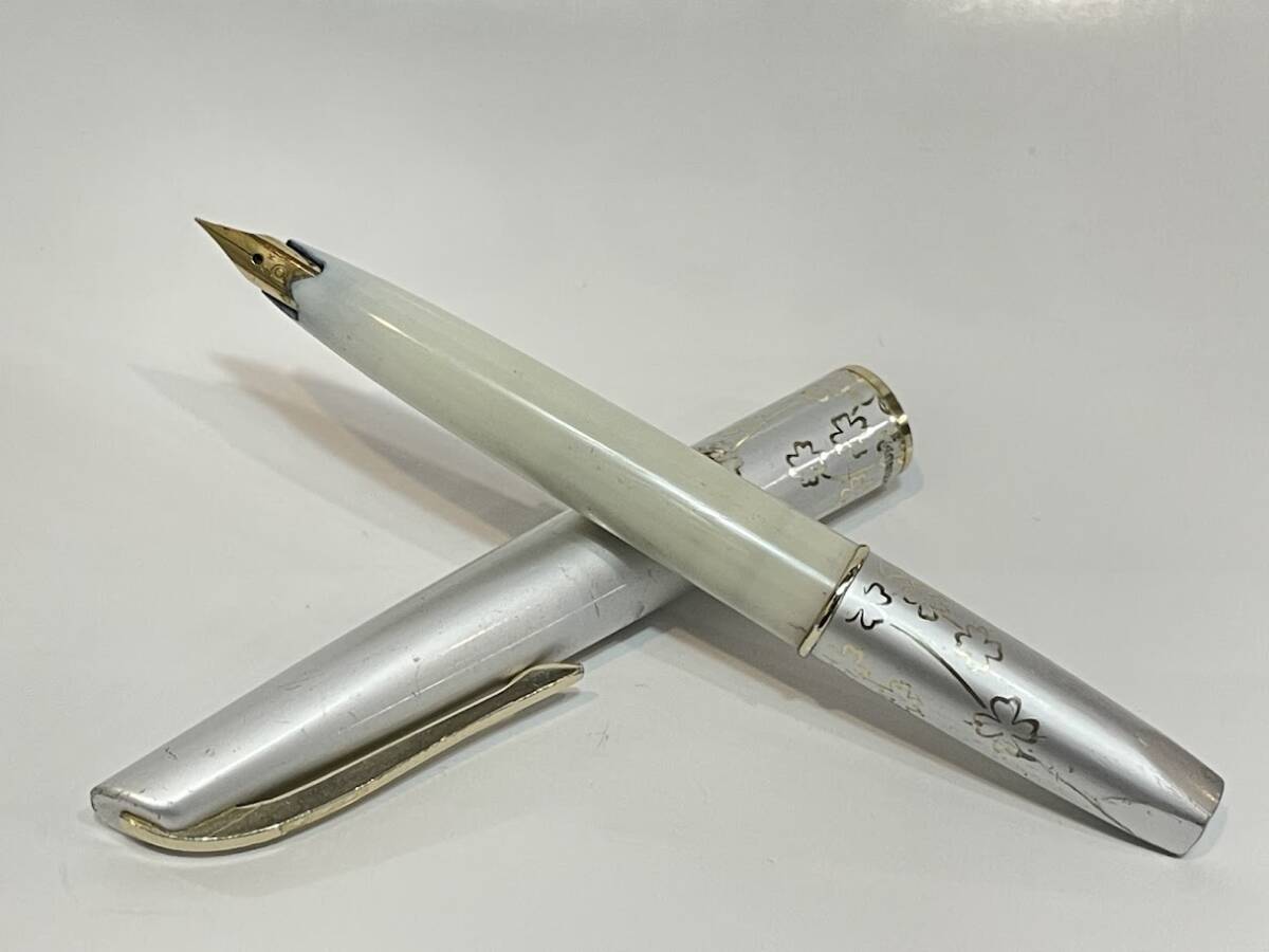 〇 PLATINUM プラチナ 万年筆 ペン先14K 刻印 シルバーカラーに花柄 使用済中古品 記名もあり拍卖