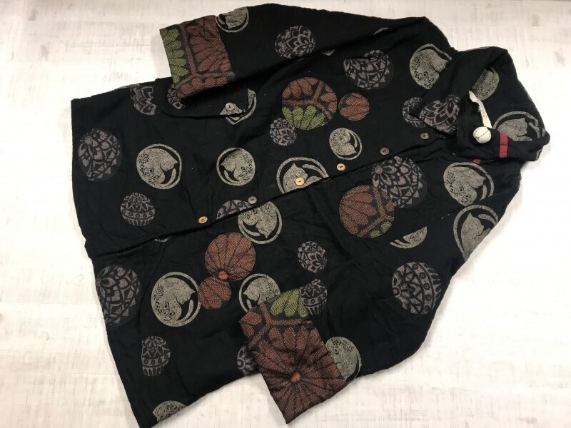 はんなり 和柄 伝統文化 家紋 ジャパンカルチャー ウッドボタン ボリュームネック コート ジャケット レディース M~L 黒拍卖