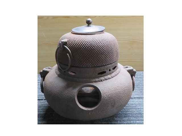 E☆茶道具祭 風炉釜 茶窯 敷瓦 鉄窯 湯沸かし レトロ アンティーク コレクション 茶道 和 中古品 8.1Kg程 ◎現状品拍卖