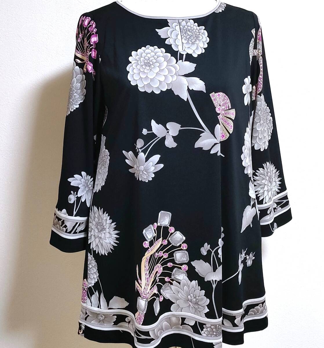 即決 送料込み 大きいサイズ 42 新品同様 レオナール 花柄  ビジュー柄 黒×グレー×ピンク  ワンピース 拍卖