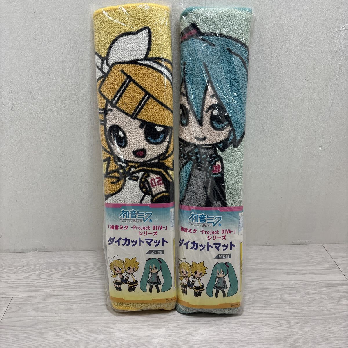 SF221 初音ミク Project DIVAシリーズ ダイカットマット 全2種セット 未使用未開封 初音ミクVer. 鏡音リン&レンVer. 非売品 60cm×80cm拍卖