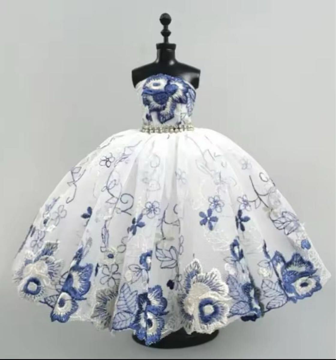 お花の刺繍が入った水色のショートドレスバービーちゃん・リカちゃん・お人形さん用拍卖