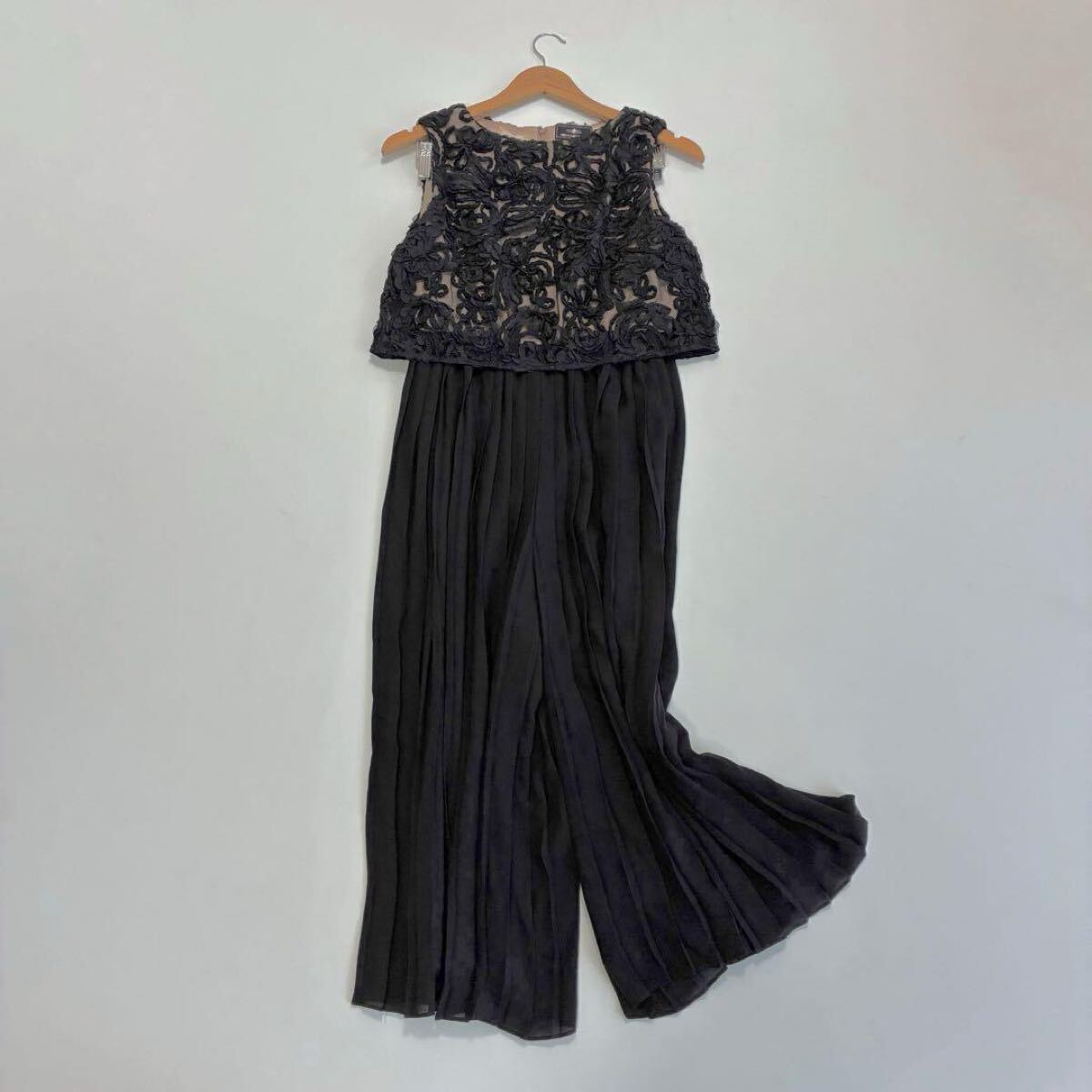 GRACE CONTINENTAL グレースコンチネンタル☆テープ刺繍サロペット オールインワン 黒 プリーツ パンツ ノースリーブ ブラック 36拍卖