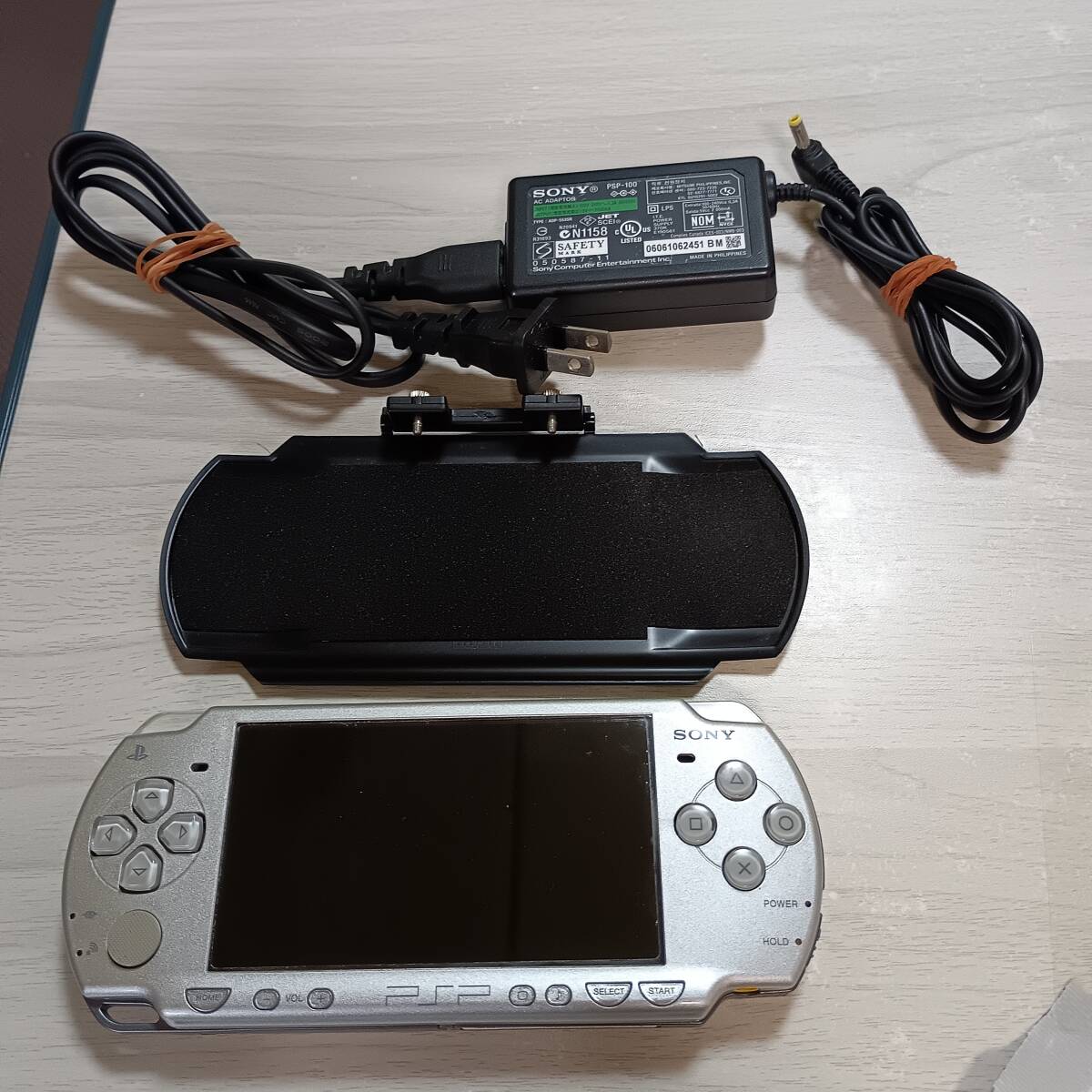 ◯PSP「プレイステーション・ポータブル」 アイス・シルバー (PSP-2000IS) psp充電器 HORIカバー  何本でも同梱OK◯拍卖