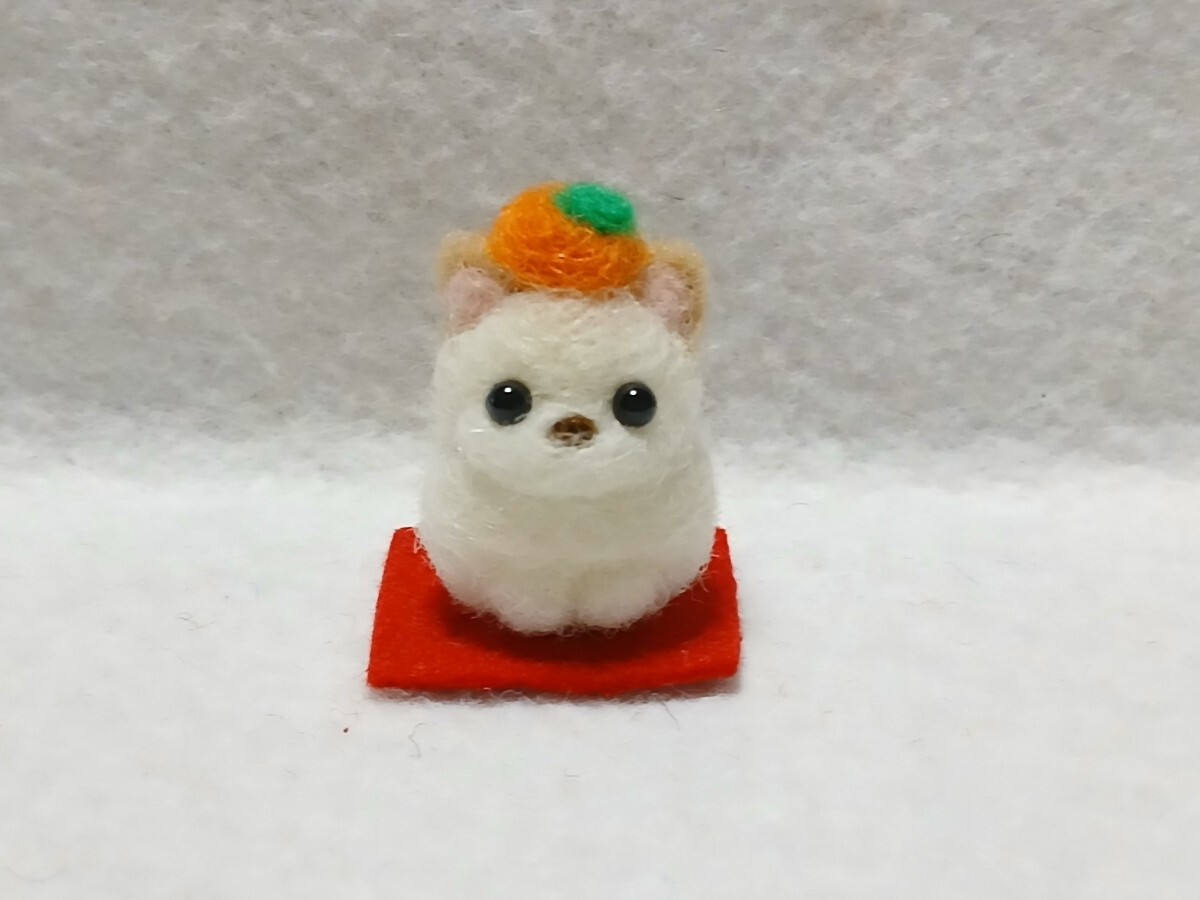 羊毛フェルト ハンドメイド ミニチュア オブジェ 飾り お正月飾り 豆柴 柴犬 白柴ちゃん ミニ鏡餅 犬鏡餅 置物拍卖