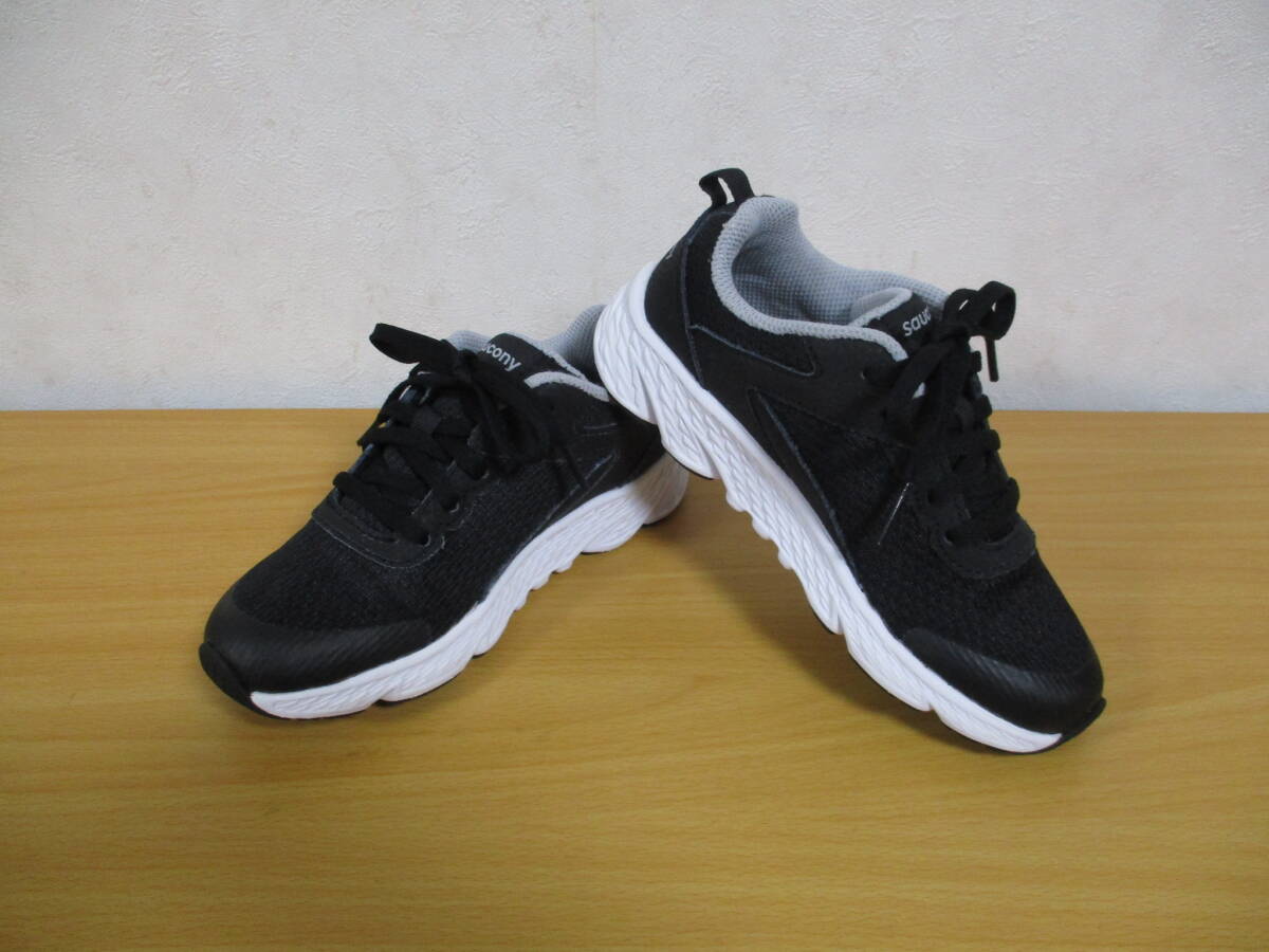 未使用に近!サッカニー★ジュニアランニング用<シューズ>★18cm 黒・白拍卖