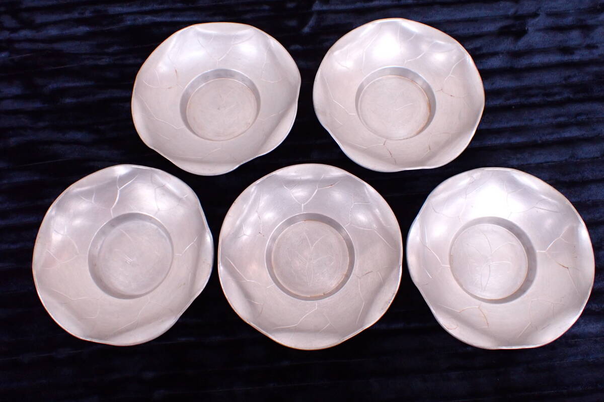 旧家蔵出 古錫 乾茂號造 茶托 五客揃 蝶々文様彫 錫製 骨董 茶器 茶道具 煎茶 錫物 金属工芸 A10070T拍卖