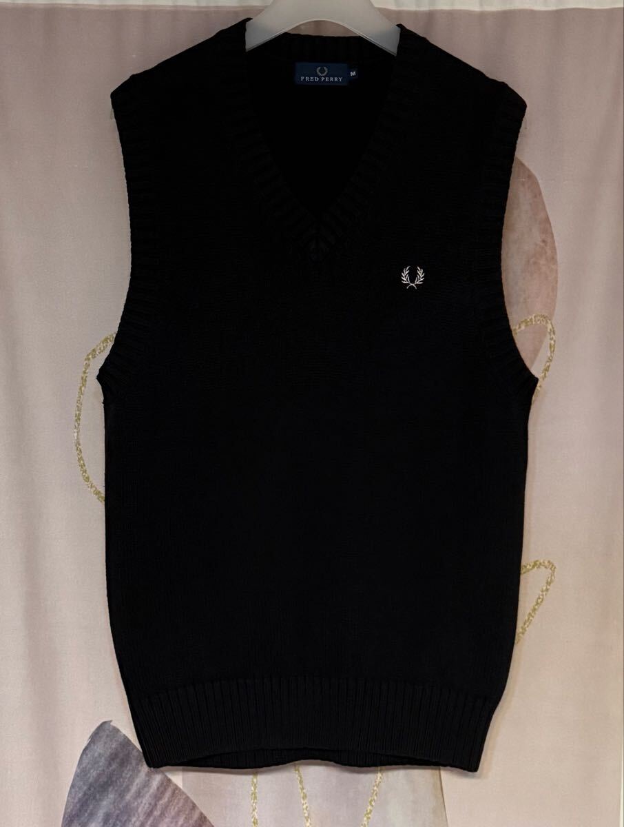 フレッドペリー 90s 月桂樹 刺繍 Vネック ニットベスト ブラック拍卖