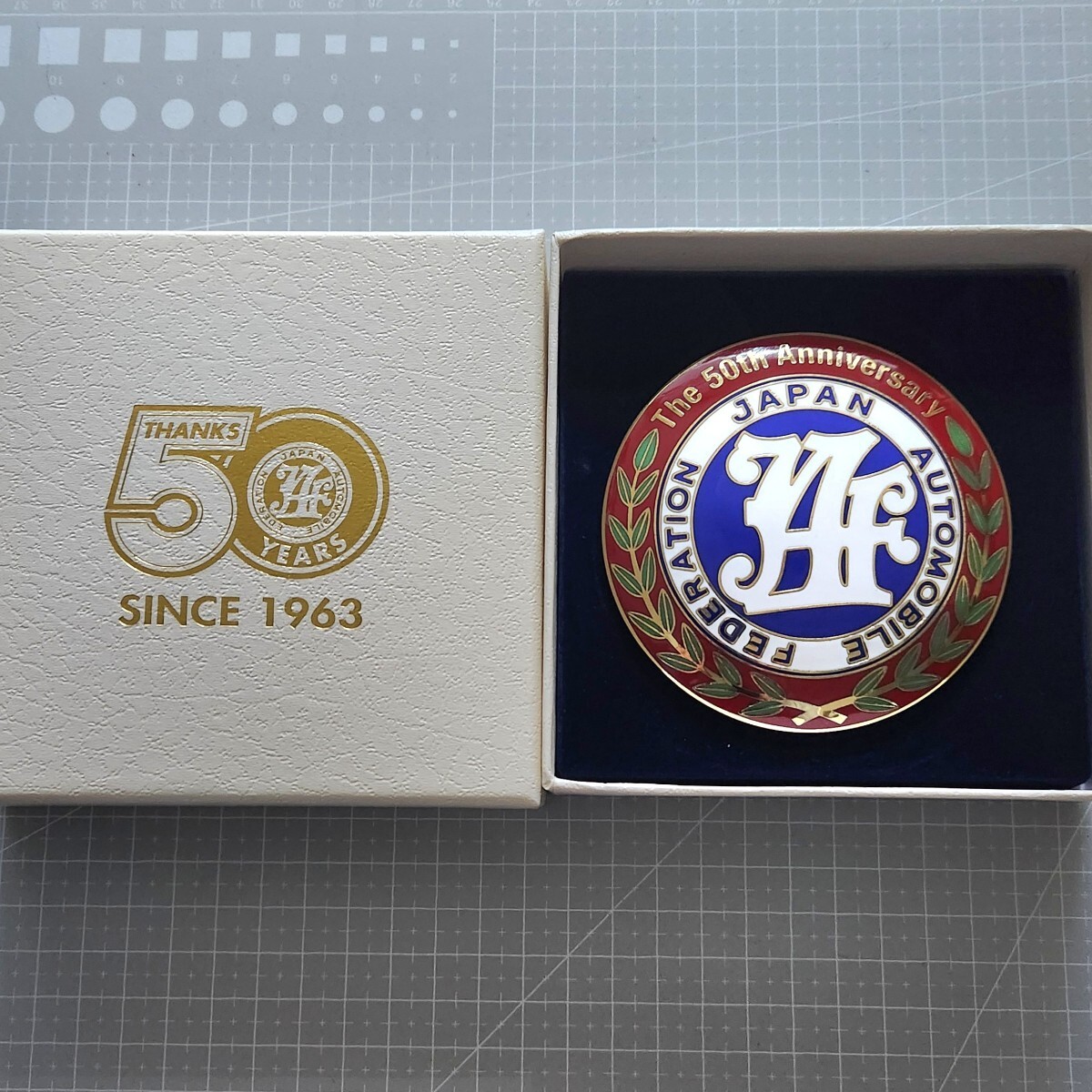 希少 JAF 50周年記念限定品 カーエンブレム 全長約9cm カーバッジ 飾り立て 取り付け金具 取説 元箱付き拍卖