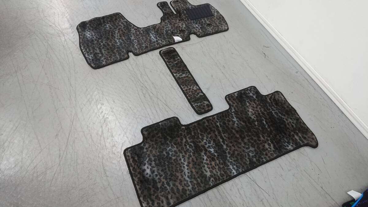★☆スーパーメイド☆高級フロアマット!ヒョウ柄フロアマット プリウス 60系(R5/1~)用 完全オーダーメイド品☆拍卖