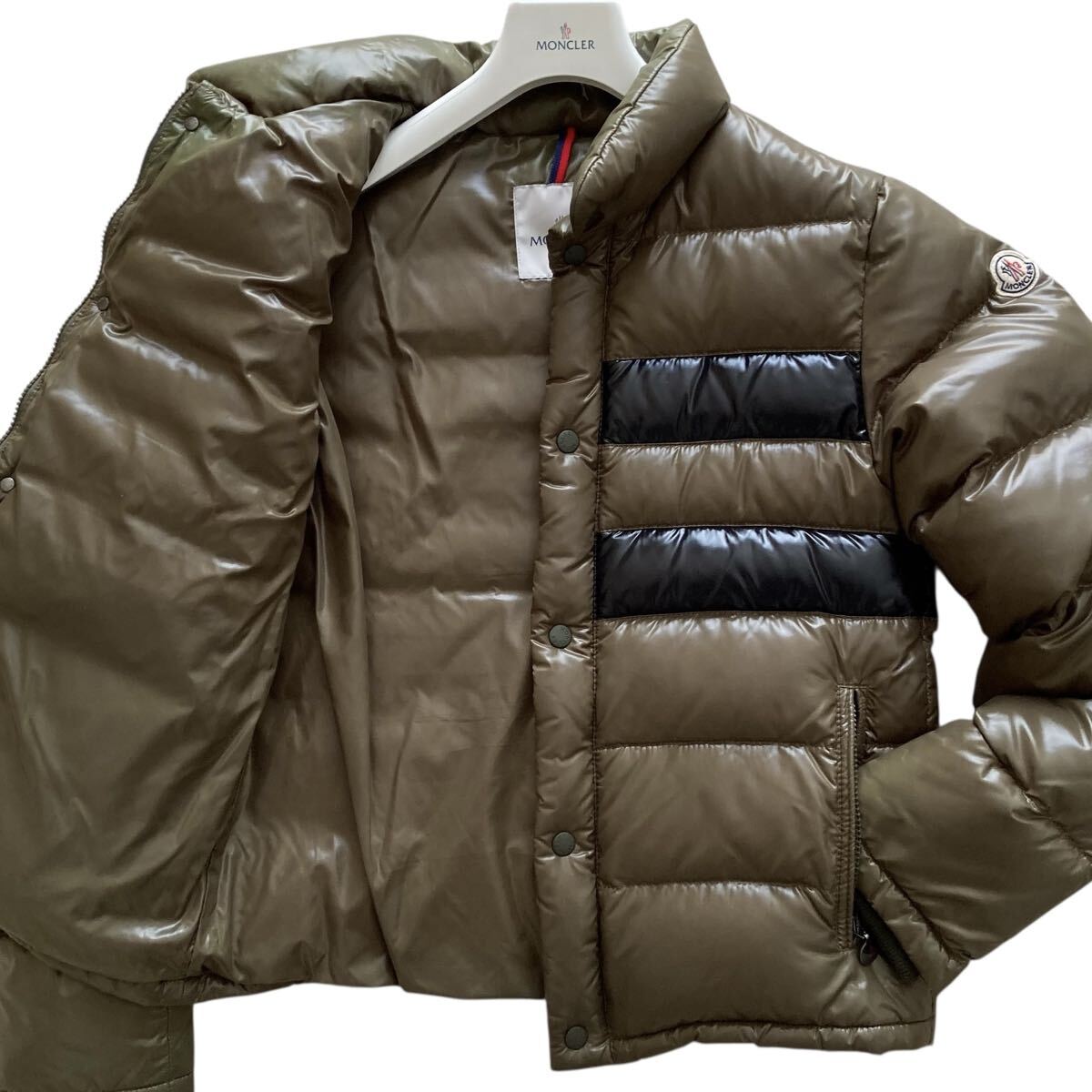 L相当 MONCLER Thomas ダウンジャケット ジップ ブルゾン 肩ロゴ ボーダー カーキ メンズ 極暖 モンクレール トーマス拍卖