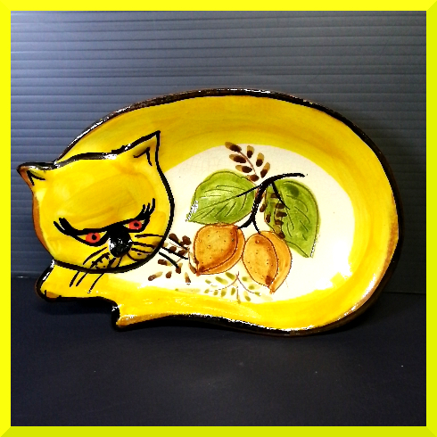 新品即決 陶器製 猫の絵皿 黄色 壁掛け可能 ネコ ねこ グッズ 暖色 お皿 飾り皿 小物入れ トレイ アート 工芸品 インテリア zak拍卖