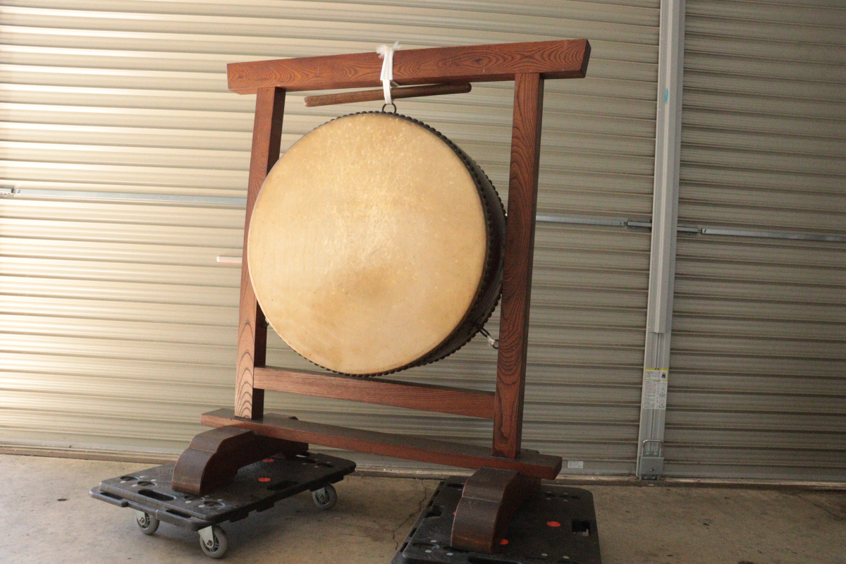【直接引き取り限定】和太鼓 平太鼓 平胴太鼓 太鼓 楽器 岡田屋太鼓店 時代物 打楽器 和楽器 木工芸 古道具 平吊太鼓_ZIR_C1023-I001拍卖