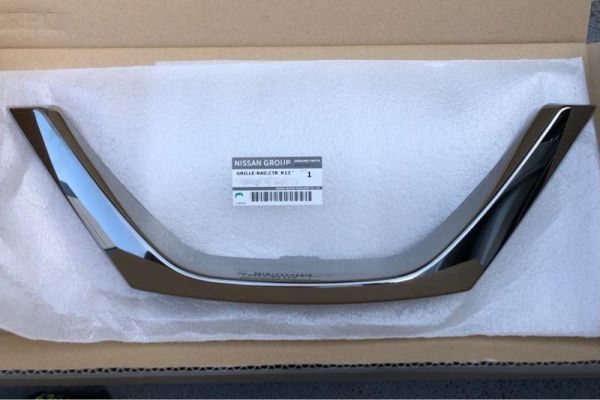 在庫希少!【未使用 日産 純正】マーチ K13 センター ラジエーターグリル フロントグリル V字拍卖