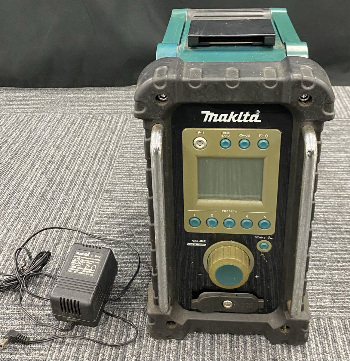 春名 10月 No.274 Makita マキタ 充電式ラジオ MR100 024958 アンテナ無 通電確認済み 動作未確認 汚れ有り拍卖