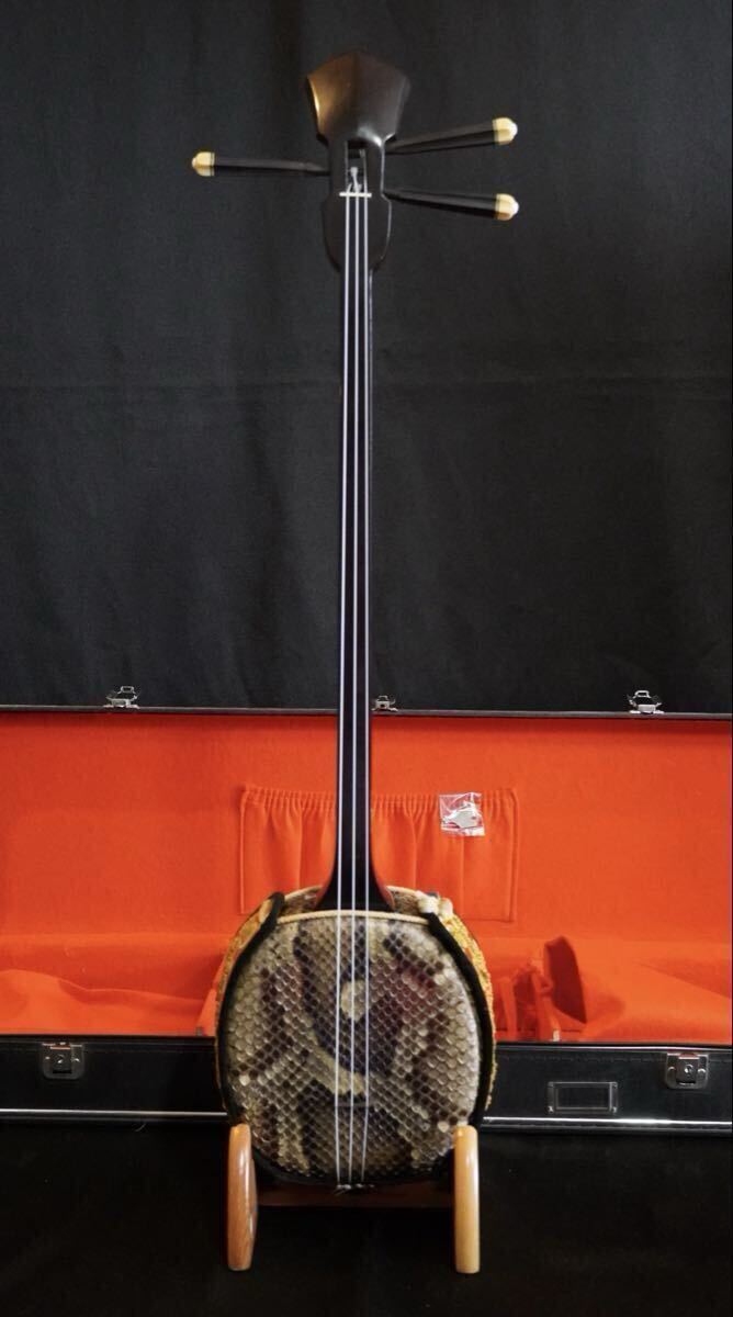 非常に拘って作られた力作知念大工型三線 銘苅作と推測 エーマ黒木 古いウルミ塗りに傷ある為ジャンク現状販売  沖縄 三味線拍卖