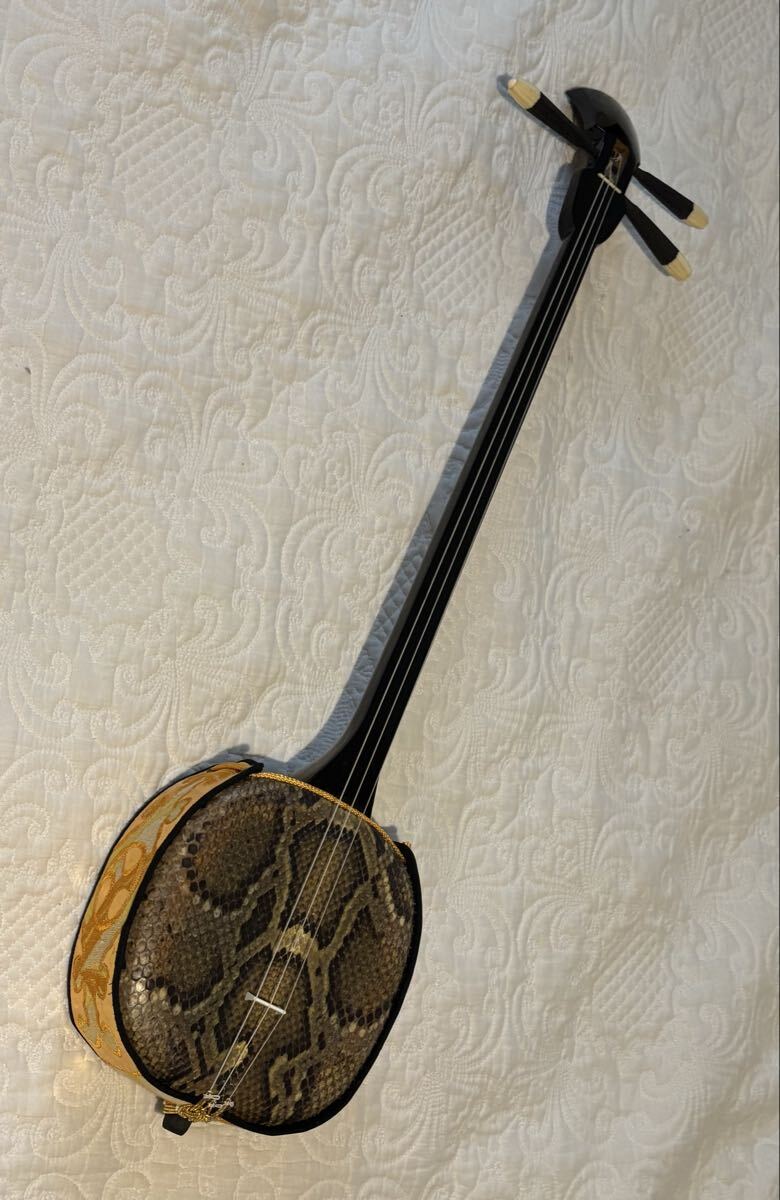 昭和期沖縄三線 本格県産ユシ木棹使用 真壁型 表本皮張 演奏可能試奏済 カラッとした音色♪ 沖縄三線 三味線 蛇味線拍卖