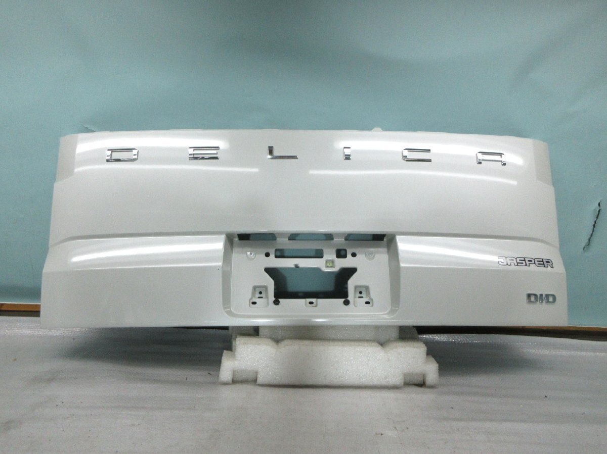 ◆ CV1W デリカD5 DELICA D5 中期 純正 バックドアガーニッシュ 5817A300ZZ ウォームホワイトパール拍卖