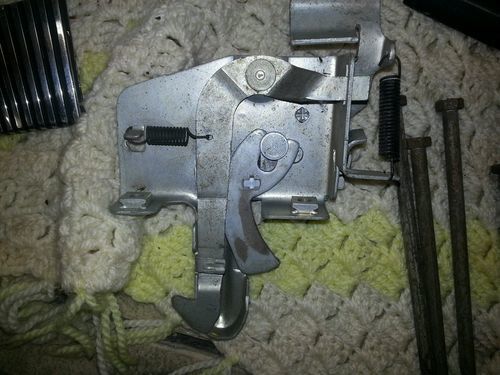 58 59 アパッチ フード ボンネット ロック カメオ 1958 1959 シボレー トラック キャッチ ストライカ キー 鍵 フード グリル コアサポート拍卖