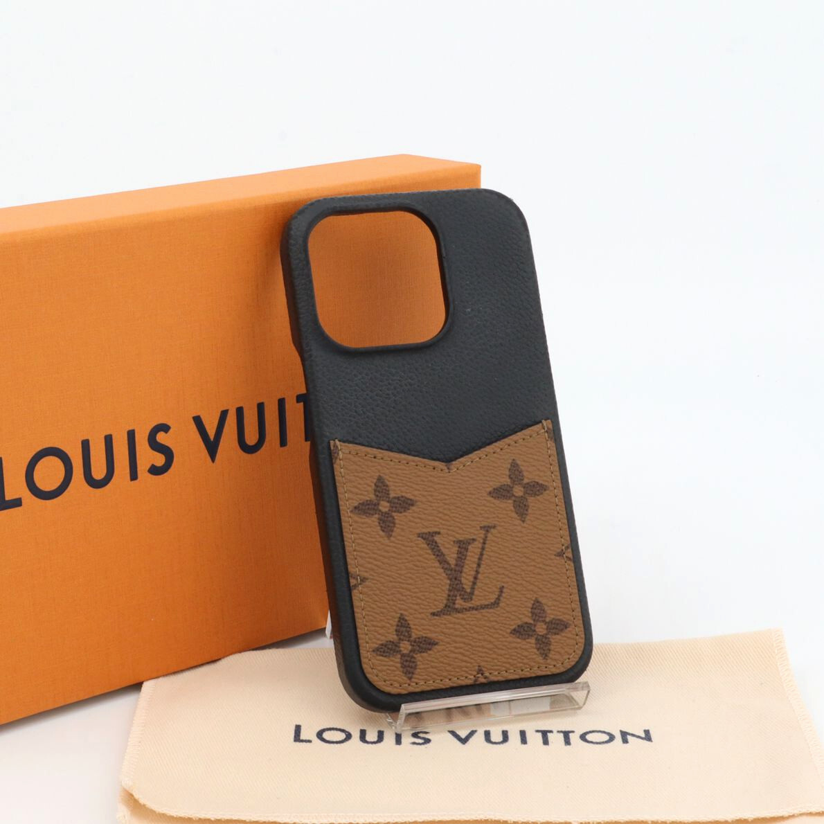 ルイヴィトン LOUIS VUITTON モノグラム リバース iPhone バンパー 15 Pro スマホケース 携帯ケース メンズ レディース レザー M82889拍卖
