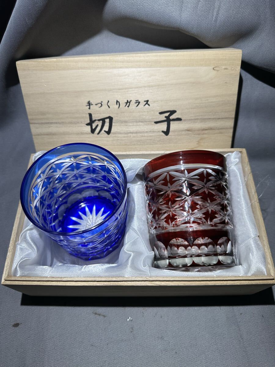手づくりガラス切子 オールドペア 伝統玻璃器 赤&青色 2客セット ペア 共箱付き ロックグラス 伝統工芸 ガラス 切子 彫刻拍卖