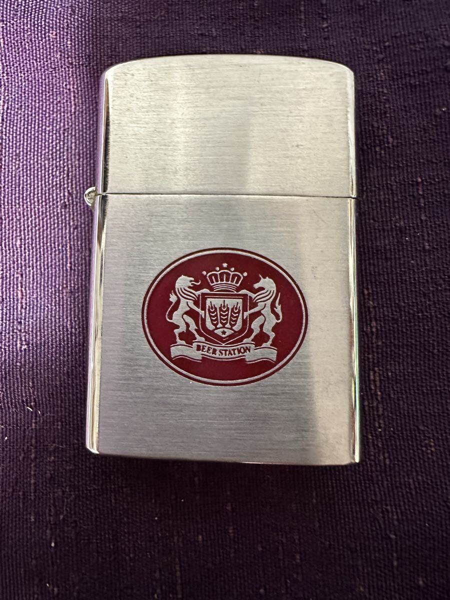 オイルライターZippo(ジッポー)本体には「BEER STATION」と書かれたロゴが刻印されています拍卖