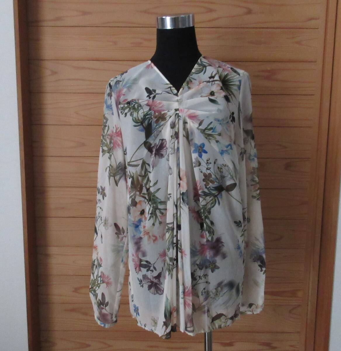 エポカ2025プリントブラウス40ベージュ色(手洗い可能)拍卖