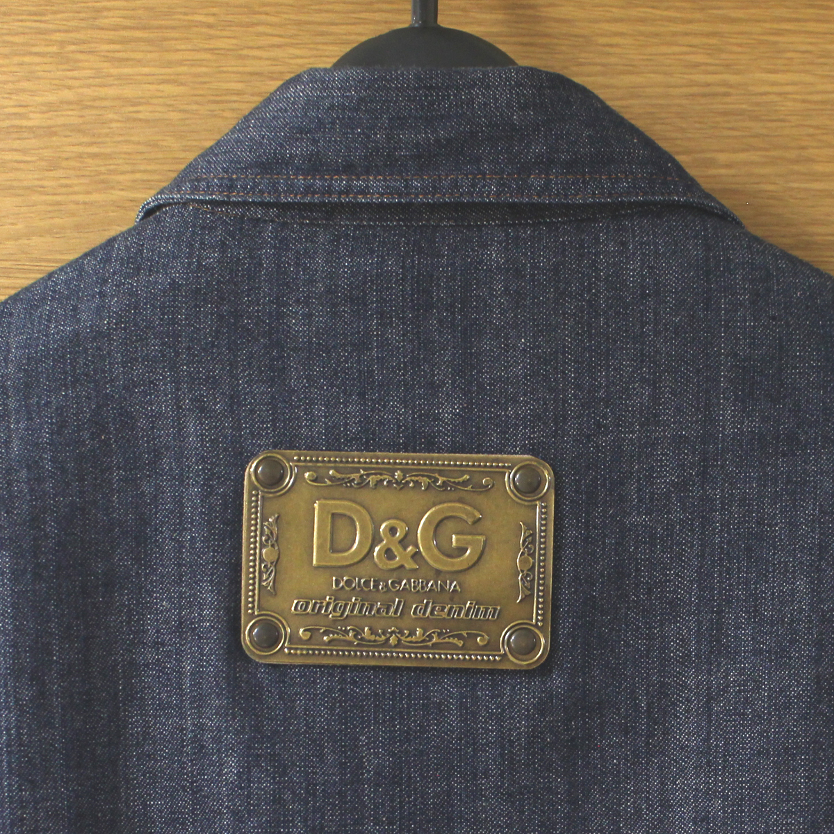 極美品 未使用級 DOLCE&GABBANA ロゴプレート付き デニム 長袖シャツ S インディゴブルー 長袖トップス ドルガバ D&G ドレスシャツ拍卖