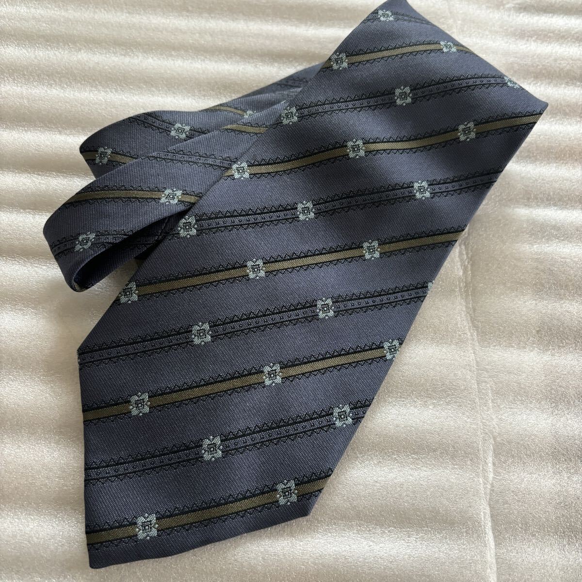 Salvatore Ferragamo シルク100%ネクタイ 総柄 グレー系拍卖