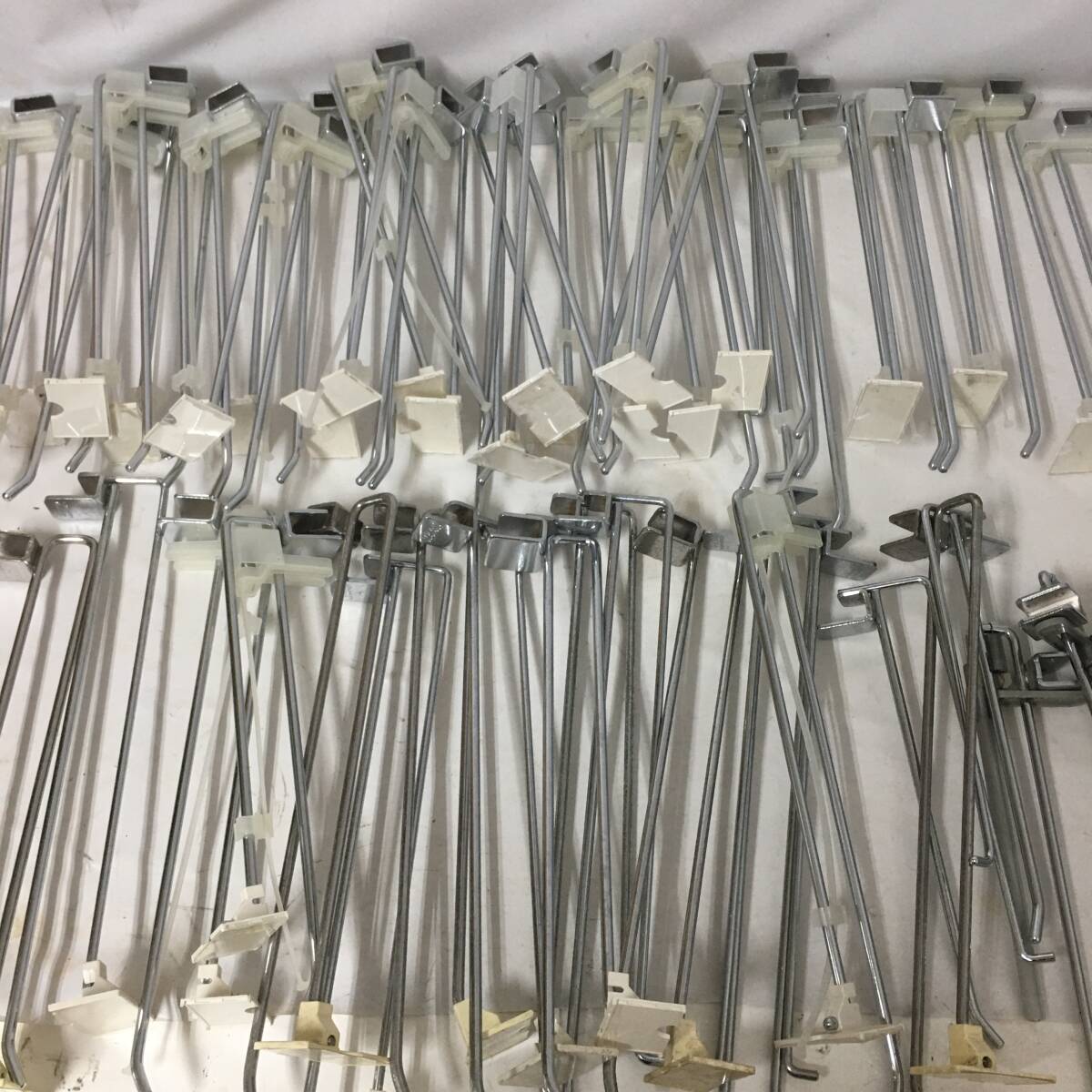 FNY34/30 メーカー色々 パネルフック ディスプレイ フック 48点 Okamura/30 chunichi/9 タテヤマ/5 KAWAJUN/4 棚 什器 陳列 スタンド◎拍卖