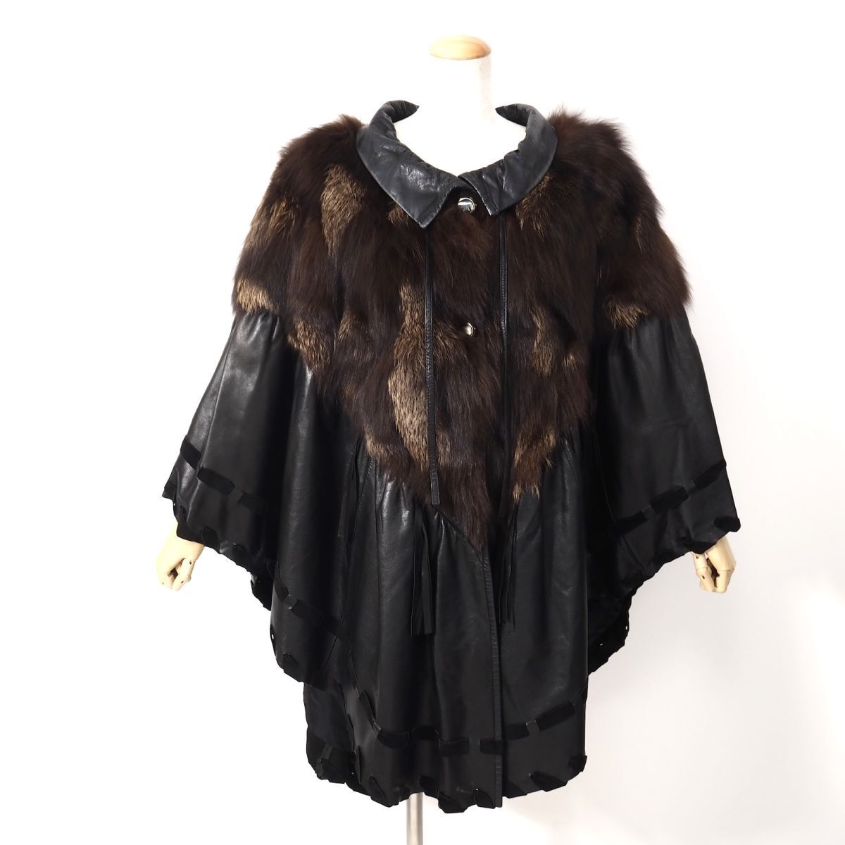 5-ZIF561 ラマンドラ Lamandora カウハイドレザー ラクーンファートリム ケープコート ブラック F レディース拍卖