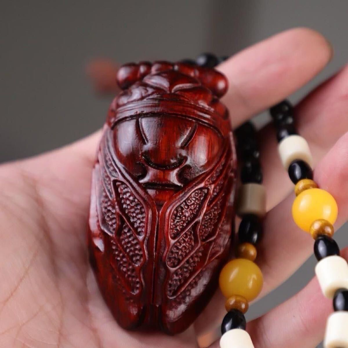 送料無料 紫檀木彫り 蝉 セミ 根付 ストラップ 高さ約7cm 古美術 縁起物 置物 提物拍卖