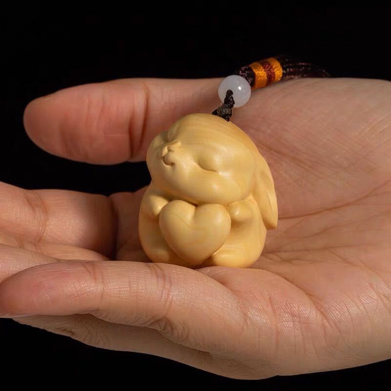 送料無料 癒される兎 人気新作!極上彫 木彫うさぎ ウサギ 可愛い兎彫刻 柘植材 財運工芸品 根付 高さ 約4cm黄楊木 実木 根付拍卖