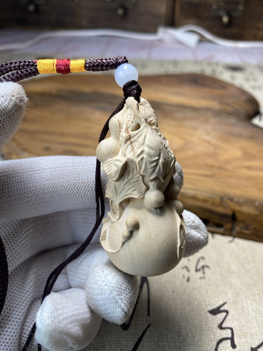 送料無料 天然柘植木彫り 可愛い瓢箪 根付 木彫 彫刻 縁起物 高さ6cm ストラップ 彫り物拍卖