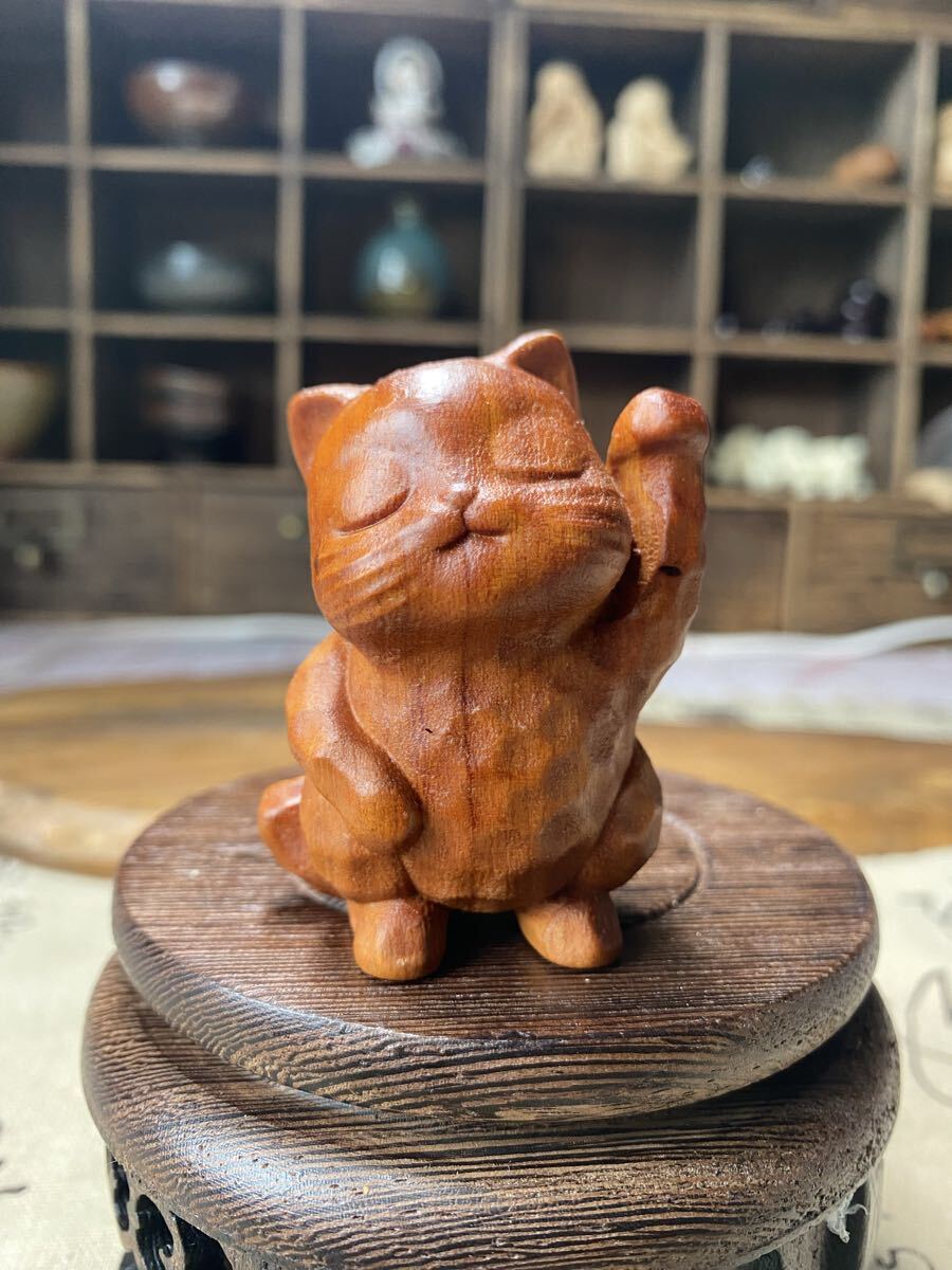 送料無料 招き猫木彫 可愛い猫一刀彫 リアル繊細彫飾り お守り 贈り物 インテリア風水 古美術 サイズ約6cm 可愛い招き猫拍卖