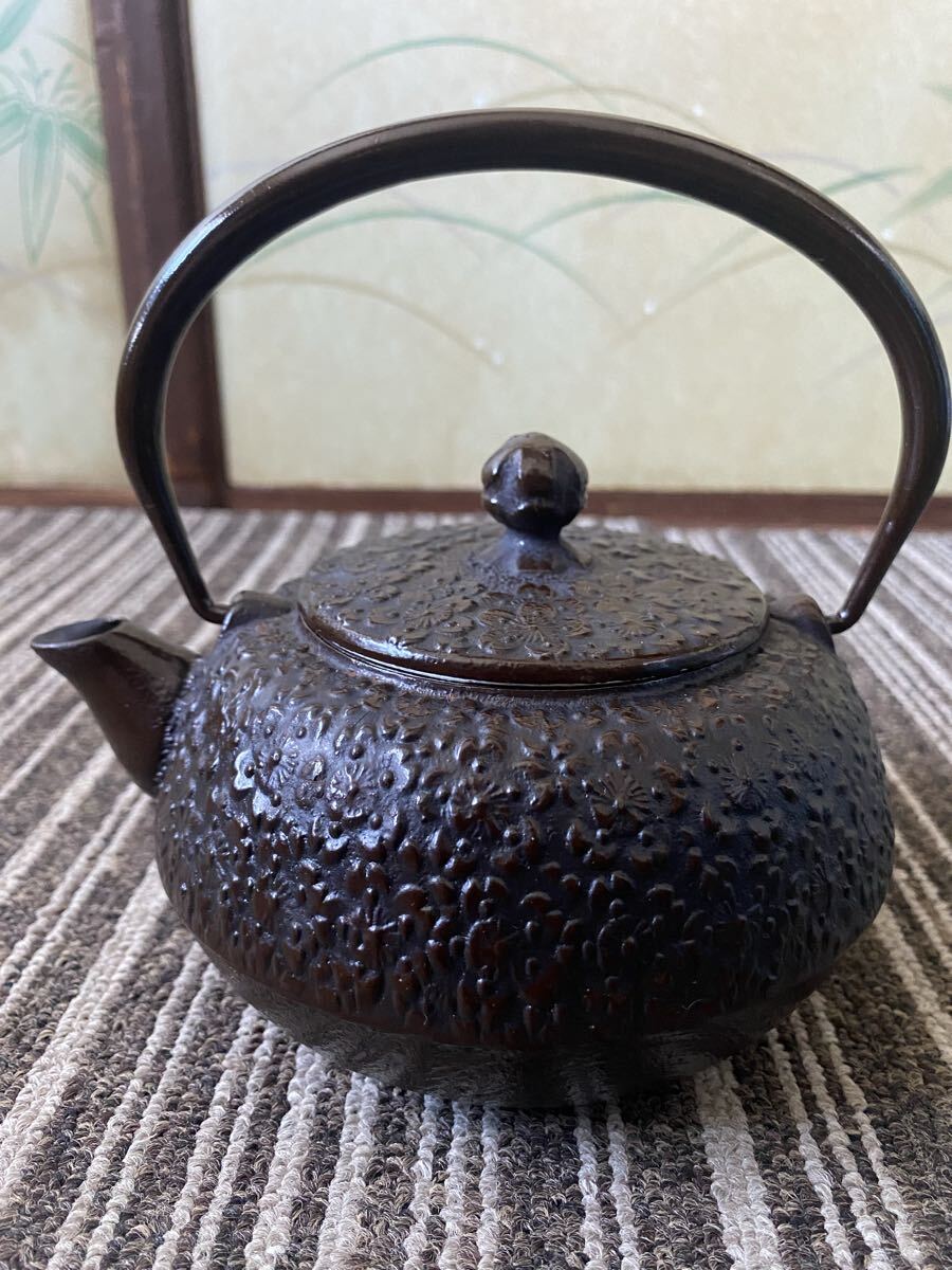 送料無料 日本製 未使用 菊紋模様 鉄瓶 急須 南部鉄器 茶道具茶器 金属工芸 鉄器 アンティーク 鉄製 煎茶道具 鉄器 南部鉄瓶 在銘拍卖
